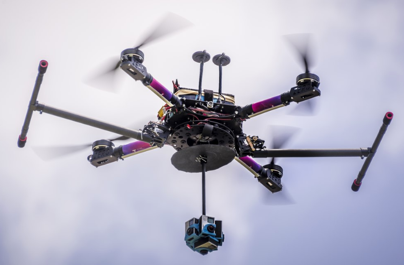 [(그림) 드론(Drone)과 360VR 장비를 결합한 모습]