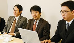 [(왼쪽부터) 미쓰비시 중공업 주식회사 아라이 히사오씨, 사카 마사히데씨, 하나다 타다요시씨]