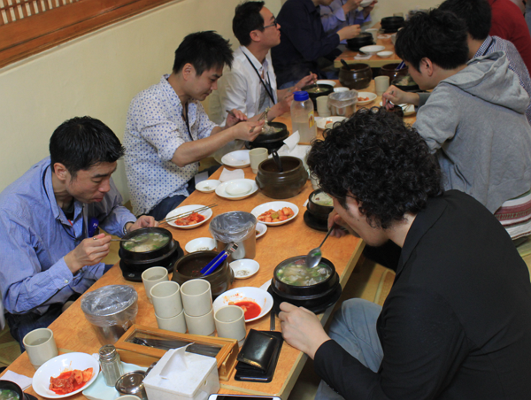 한국 전통 보양식인 삼계탕을 먹고 있는 일본 파트너들