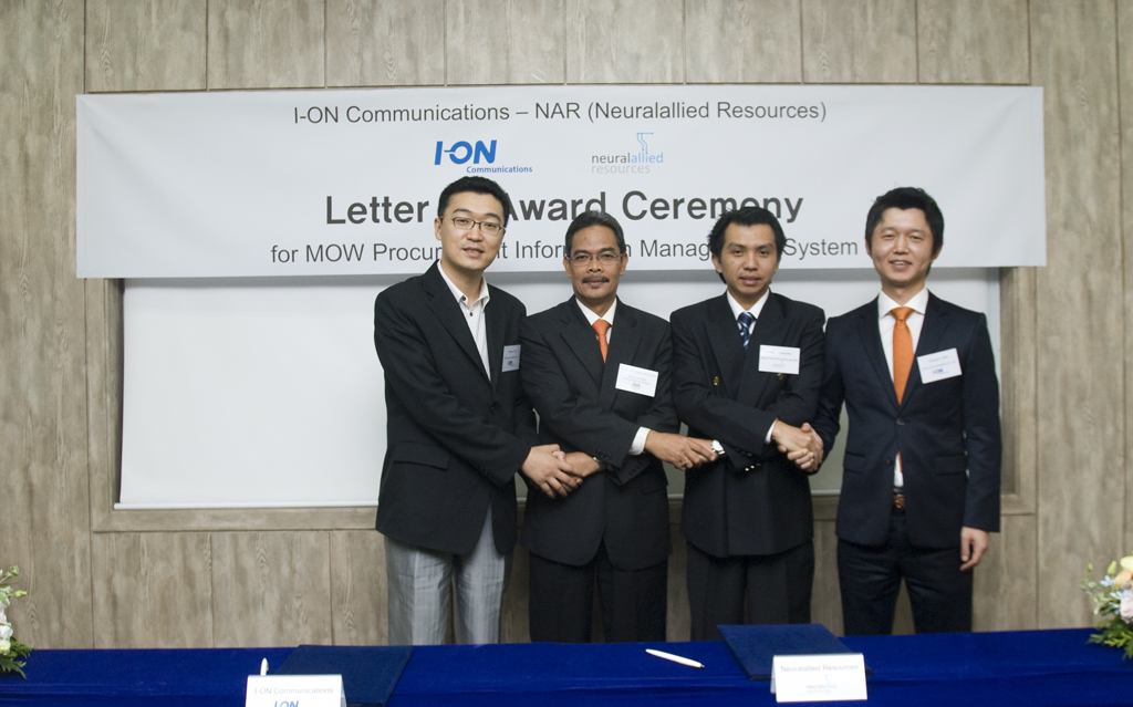 LOA 협약식에서 오재철(아이온커뮤니케이션즈 대표이사), 맛 나인 빈 주쏘(MOW IT총괄책임자), 노딘 아왈루딘(NAR 대표이사), 김창동(아이온커뮤니케이션즈 본부장)이 사진 촬영을 하고 있다.